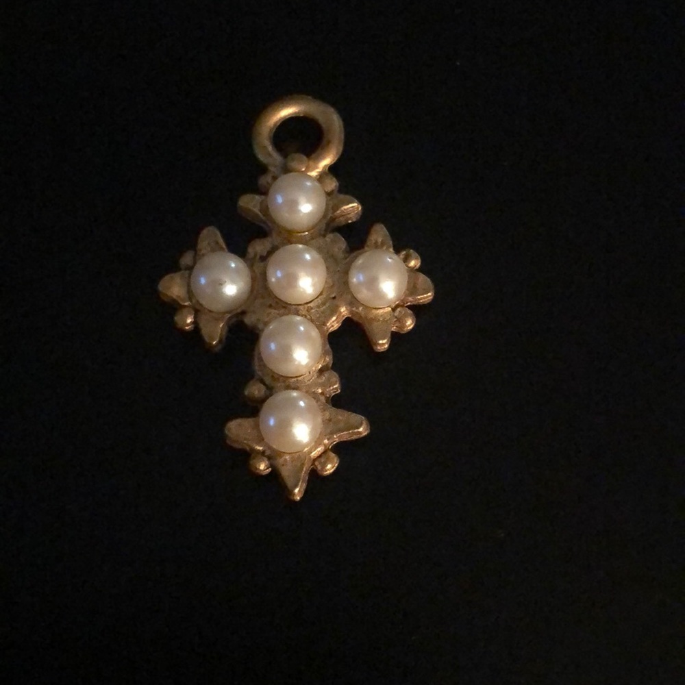 Women’s cross pendant with faux pearls